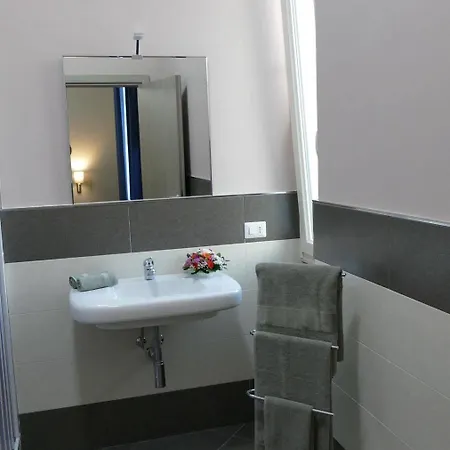 Cairoli Exclusive Rooms&suite Couette-café Brindisi