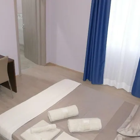 Cairoli Exclusive Rooms&suite Couette-café Brindisi